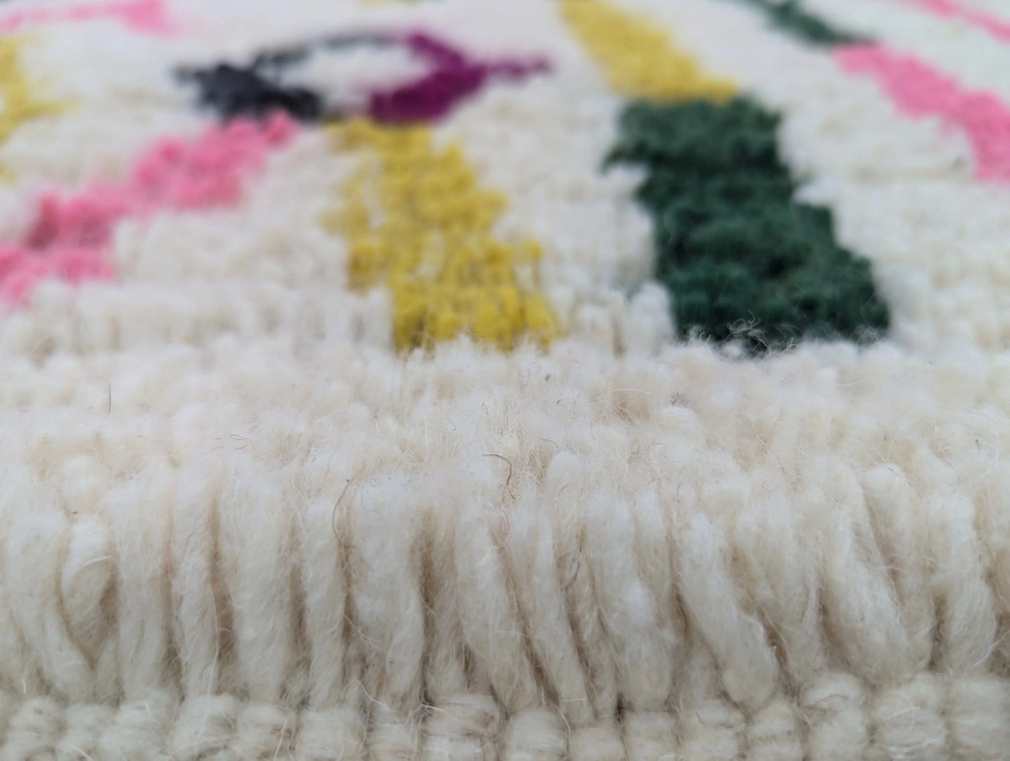 Détail de la laine naturelle du tapis Beni Ouarain – fibres épaisses et douces issues du tissage artisanal