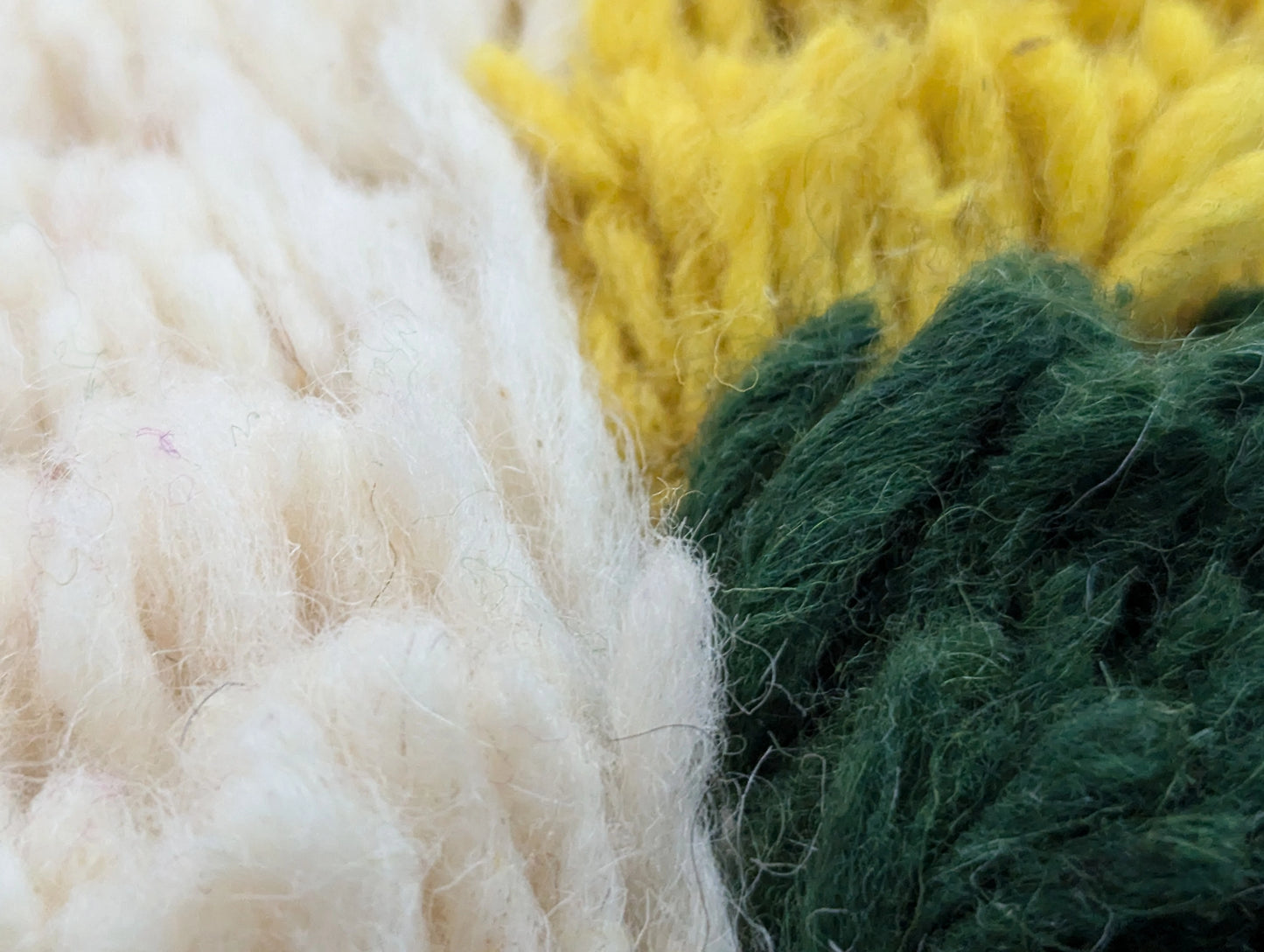 Détail de la texture douce et épaisse de la laine du tapis Beni Ouarain – confection artisanale