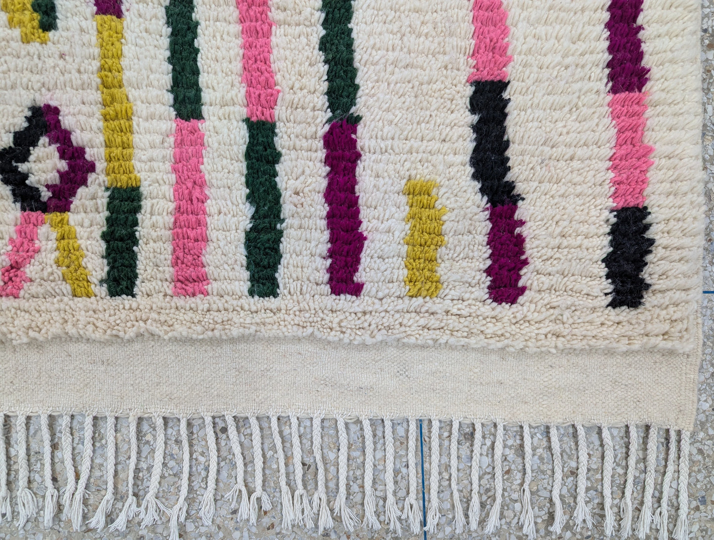 Détail des bordures du tapis Beni Ouarain – couture propre et finition traditionnelle