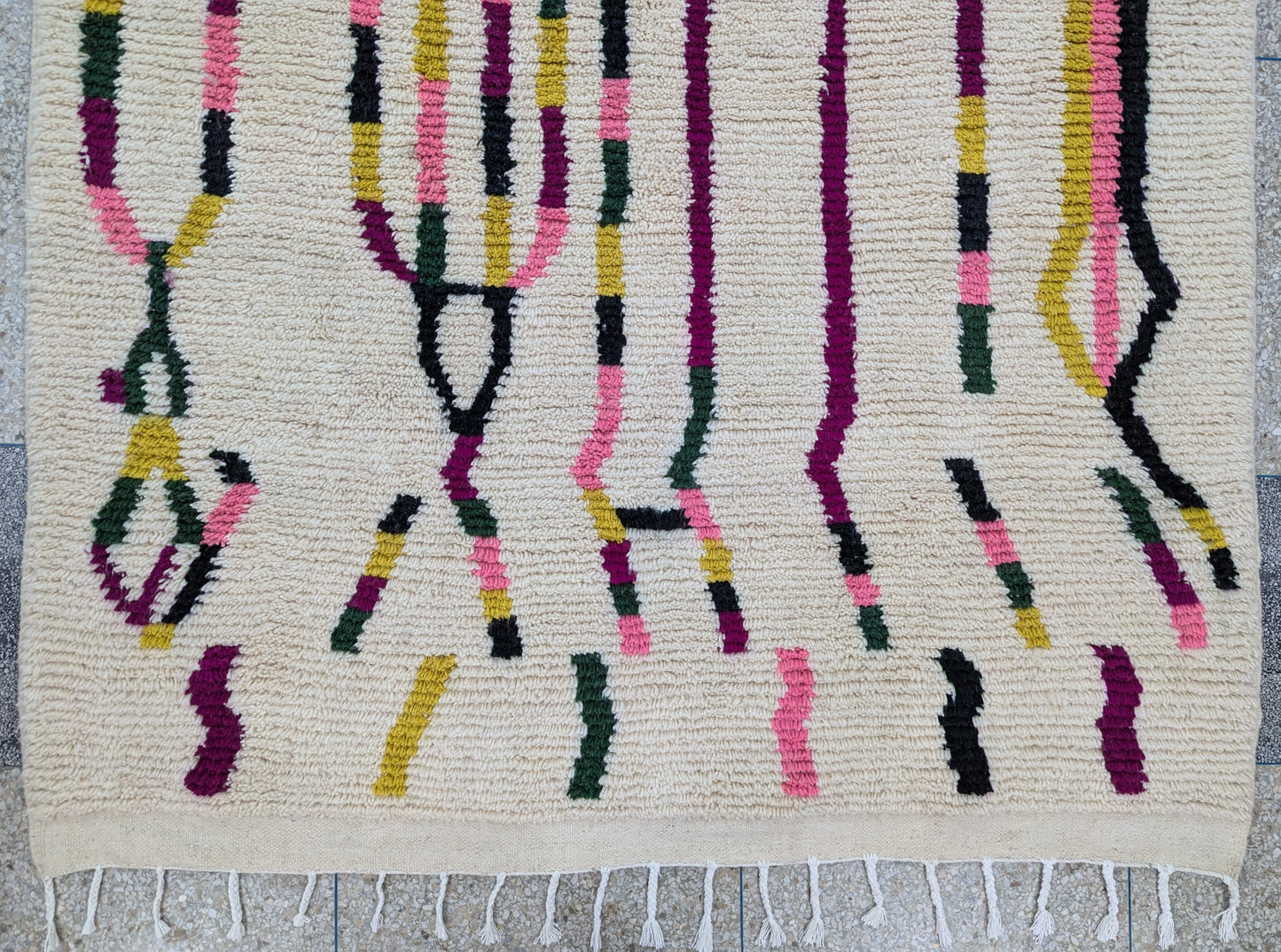 Détail des franges nouées à la main du tapis Beni Ouarain – finition artisanale