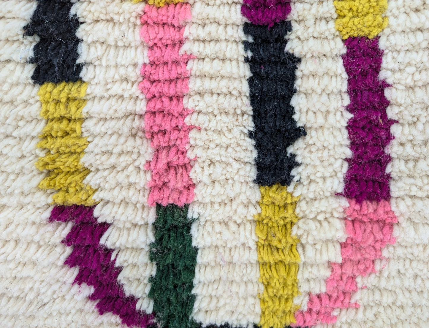 Détail du tissage en laine épaisse du tapis Beni Ouarain – texture douce et artisanat marocain authentique
