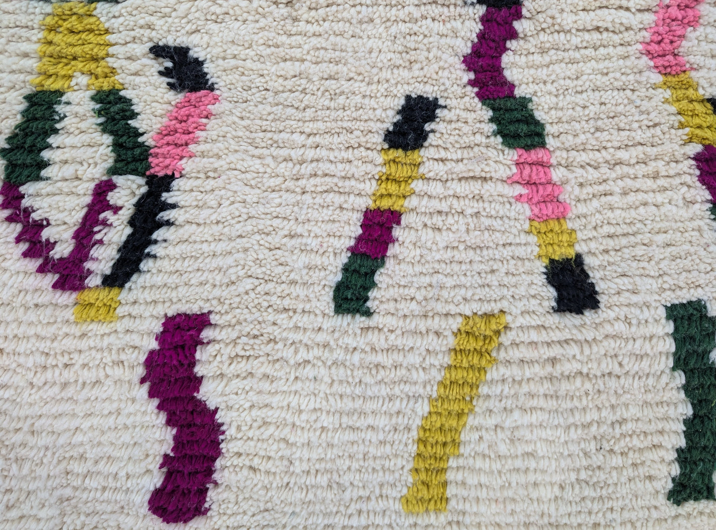 Gros plan sur les motifs géométriques du tapis Beni Ouarain – tissage berbère traditionnel
