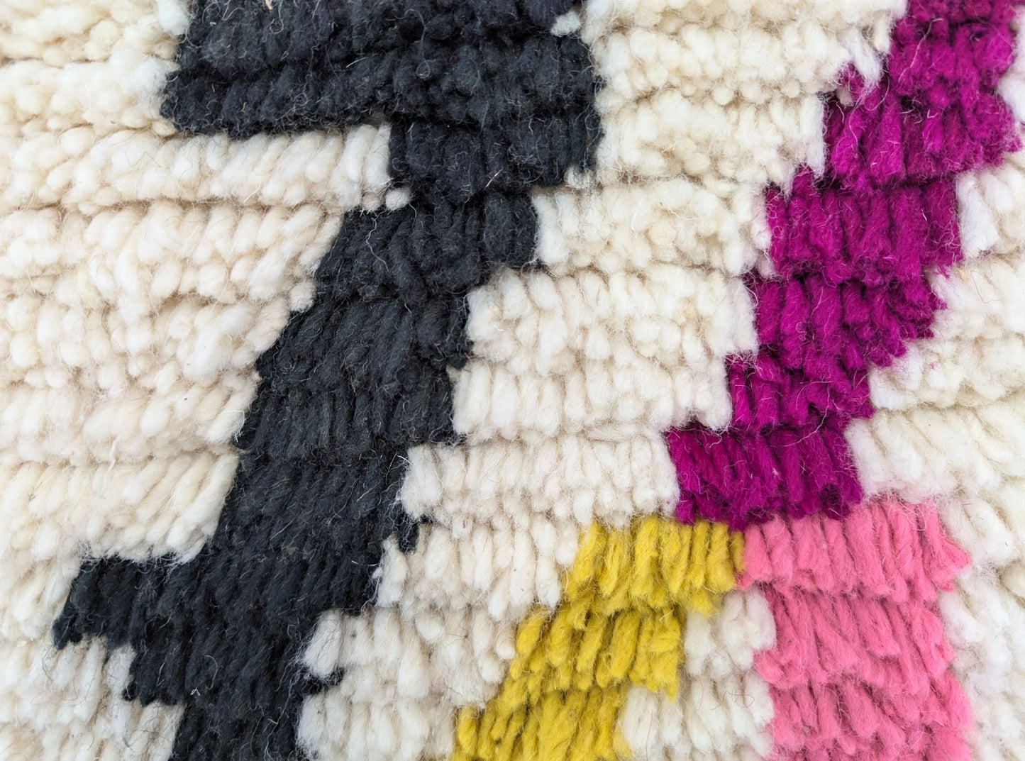 Gros plan sur les motifs géométriques noirs du tapis Beni Ouarain – design traditionnel berbère fait main