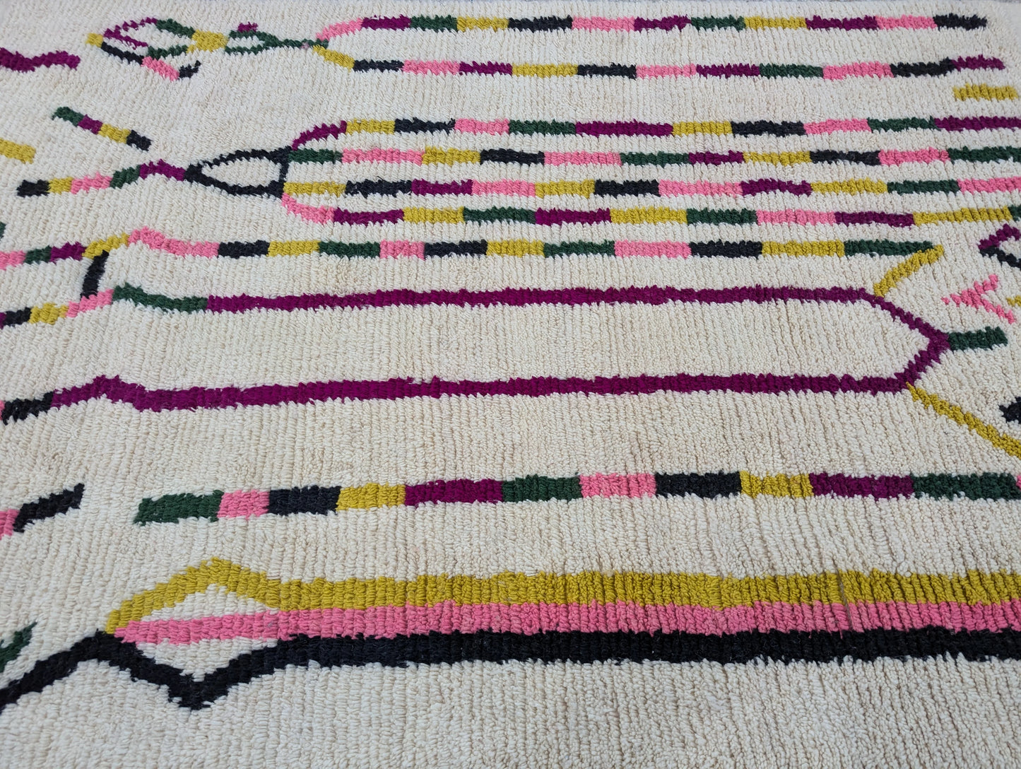 Motifs géométriques traditionnels au centre du tapis Beni Ouarain – tissage artisanal berbère en laine naturelle
