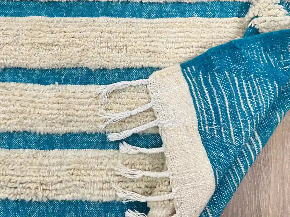 Arrière d’un tapis Beni Ouarain tissé main en laine naturelle