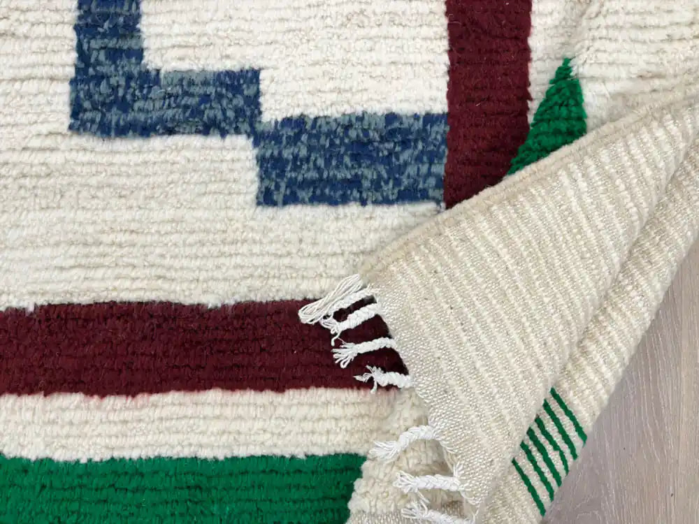 Arrière d’un tapis berbère Azilal en laine, tissage artisanal du Maroc, structure traditionnelle apparente