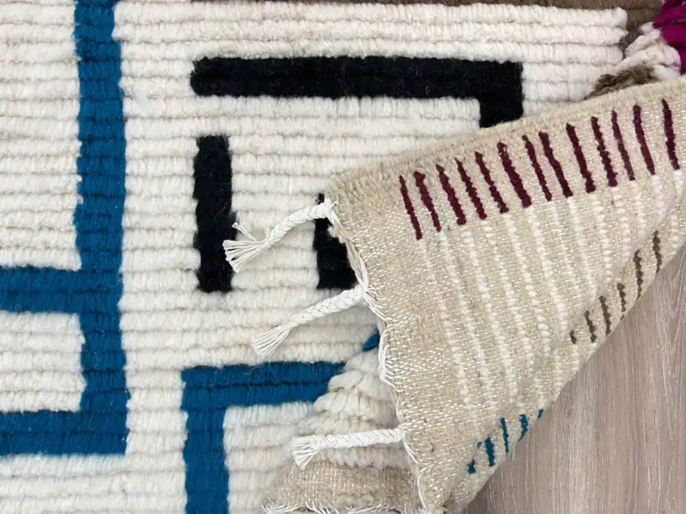 Arrière d’un tapis berbère traditionnel en laine authentique, tissé main au Maroc