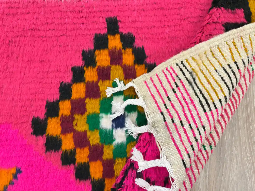 Vue arrière du tapis Azilal révélant le tissage berbère traditionnel