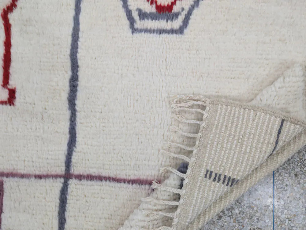 Détail du tissage et des motifs au dos d’un tapis berbère design, laine épaisse du Maroc