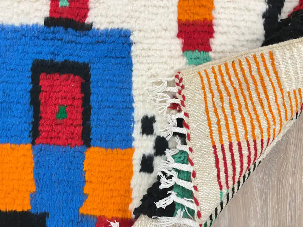 Vue sur le dos du tapis Azilal, révélant le tissage manuel et l’authenticité de la fabrication berbère.