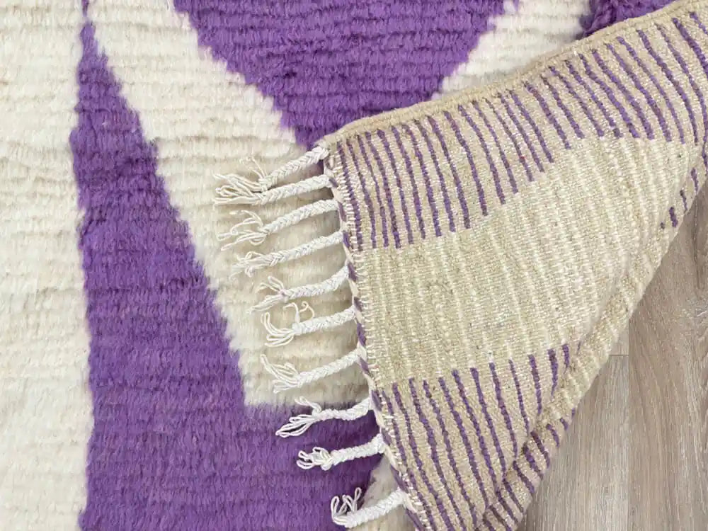 Vue du dos du tapis en laine Beni Ouarain révélant le tissage traditionnel fait main au Maroc.