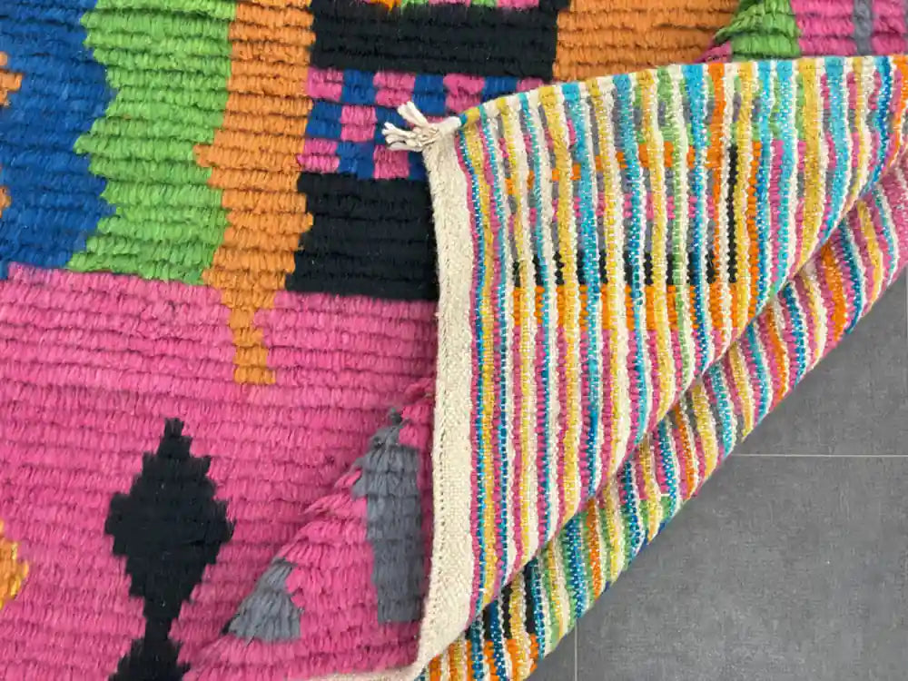 Dos tissé à plat d’un tapis boujaad berbère fait main