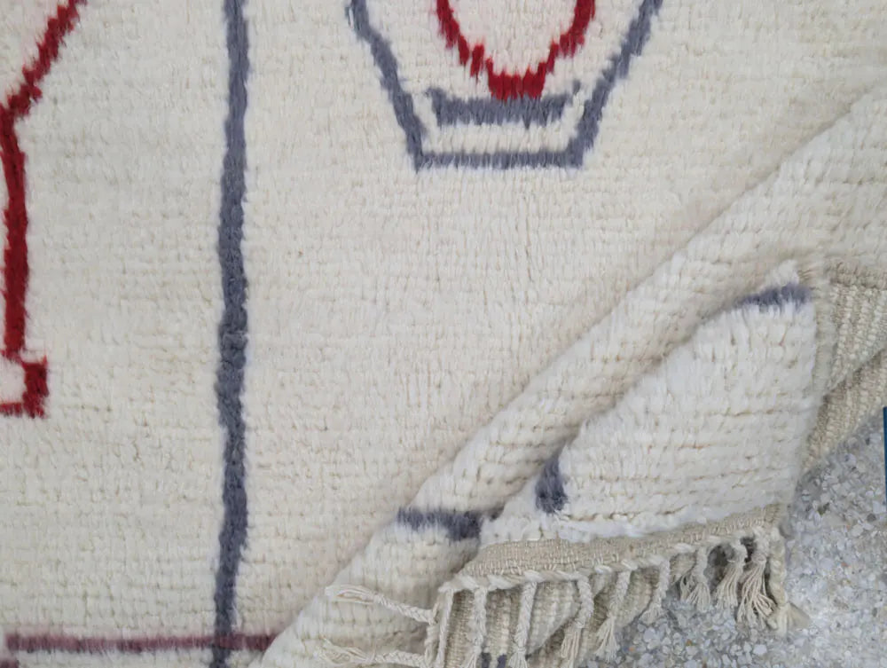 Vue du revers d’un tapis marocain abstrait, tissage traditionnel berbère en laine naturelle