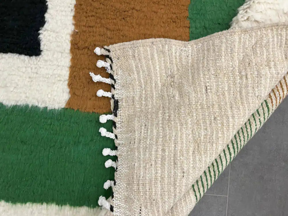 Vue du dos tissé à la main d’un tapis azilal en laine épaisse