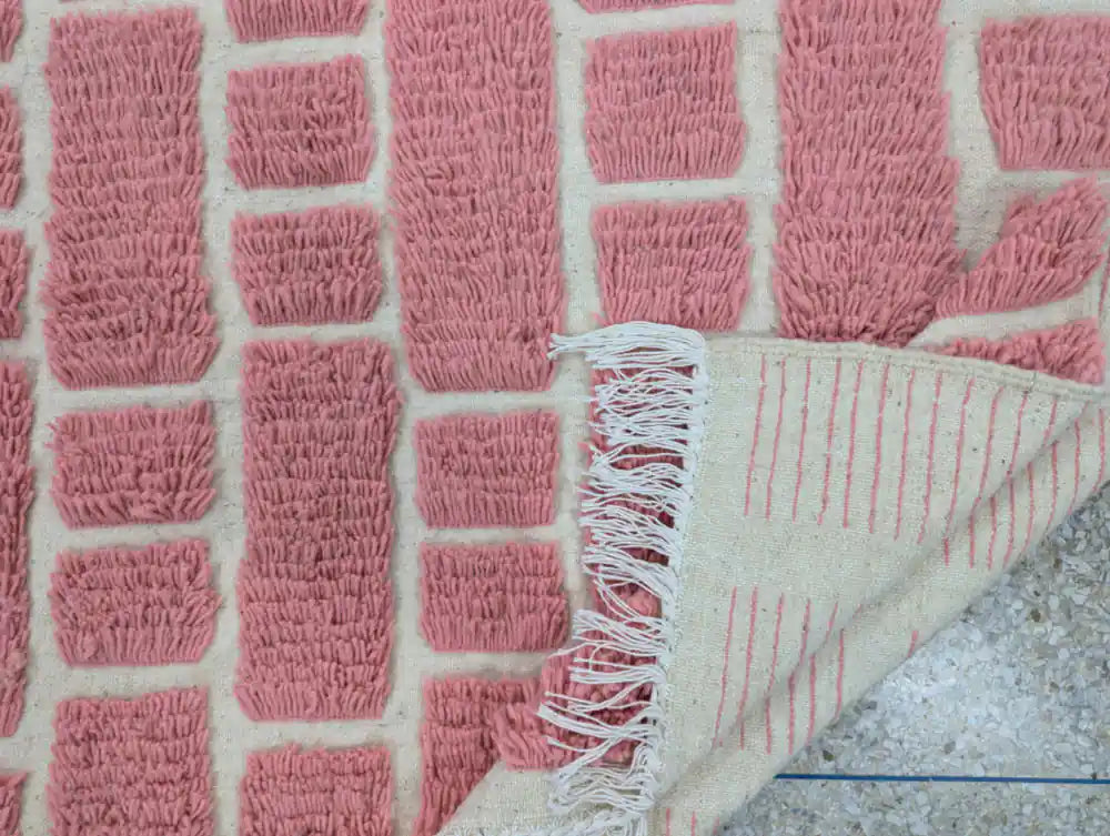 Structure tissée du dos d’un tapis berbère en laine avec franges