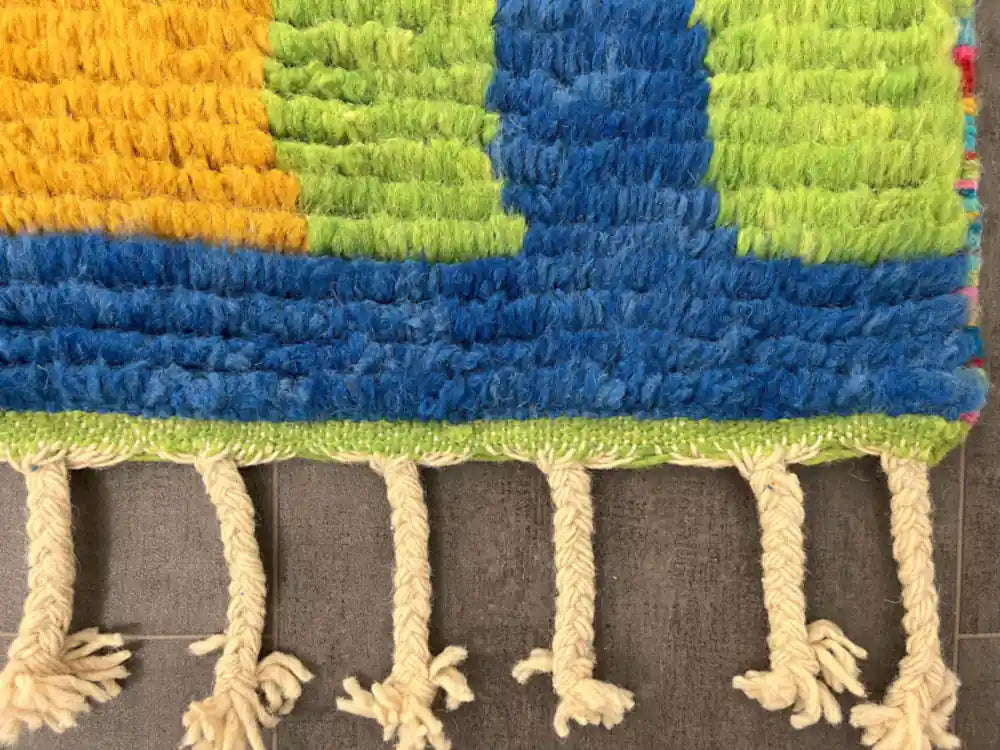 Franges tressées traditionnelles d’un tapis boujaad artisanal
