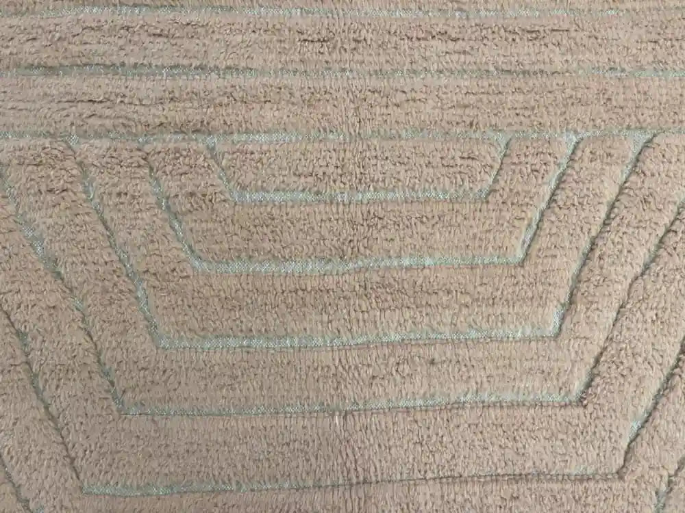 Gros plan sur les lignes géométriques tissées d’un tapis Beni Ouarain en laine naturelle
