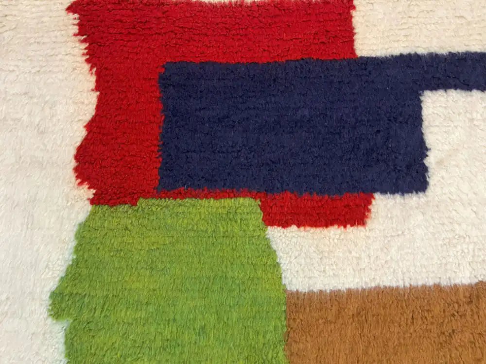 Motifs géométriques colorés sur un tapis azilal en laine fait main