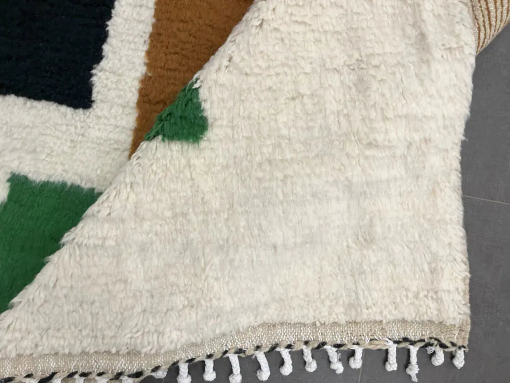Revers plié révélant le tissage du tapis azilal artisanal marocain