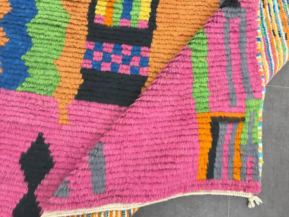 Revers d’un tapis boujaad rose multicolore berbère