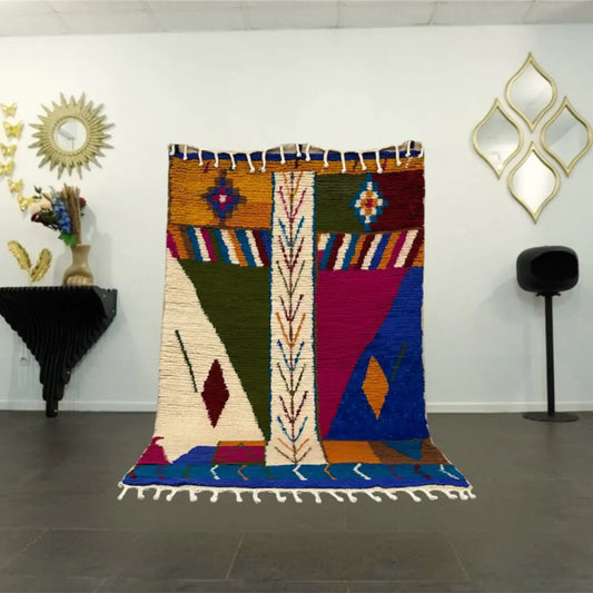 Tapis Azilal coloré avec motifs berbères sur fond blanc, suspendu dans un salon contemporain
