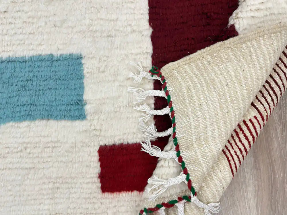 Vue arrière du tapis Azilal berbère, montre le tissage artisanal et les détails du métier à tisser