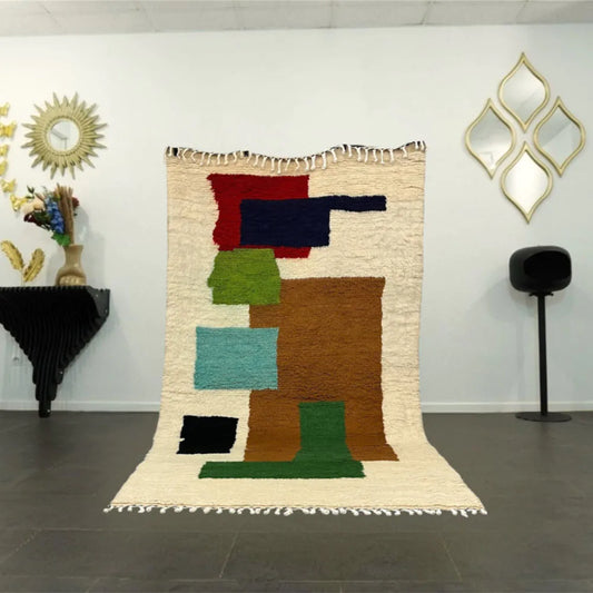 Tapis azilal en laine multicolore suspendu dans un intérieur moderne