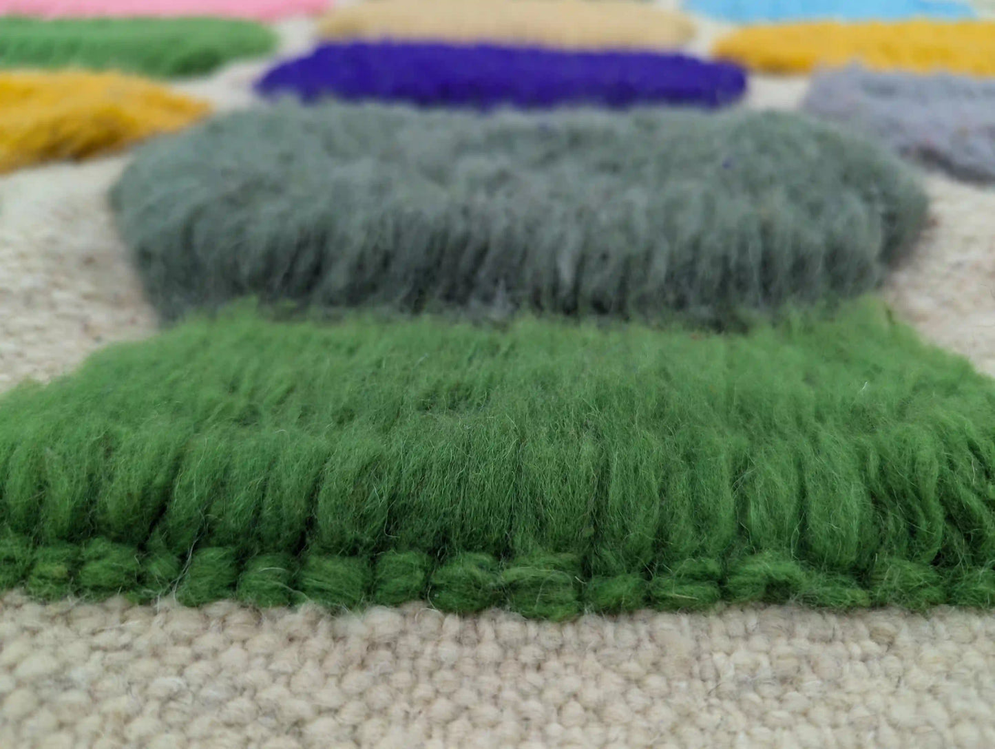 zoom sur la laine naturelle épaisse d’un tapis berbère Azilal, qualité artisanale du Moyen Atlas