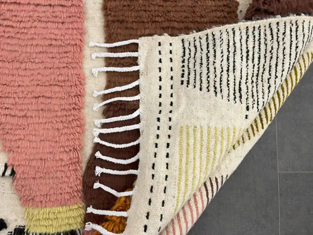 Vue de l’envers du tapis azilal multicolore montrant le tissage traditionnel