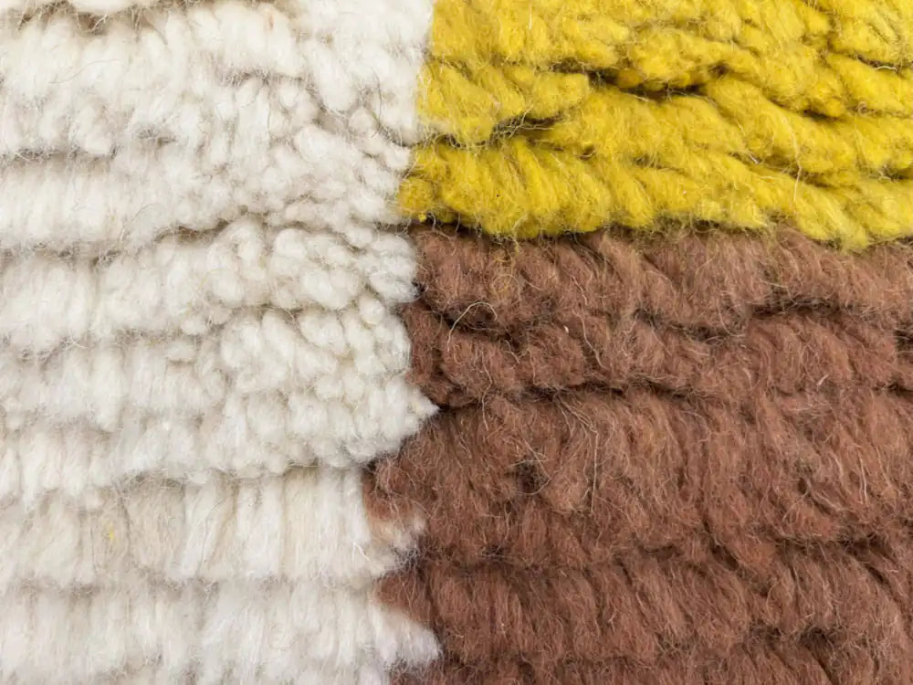 Texture épaisse en laine du tapis azilal multicolore avec blanc, marron et jaune
