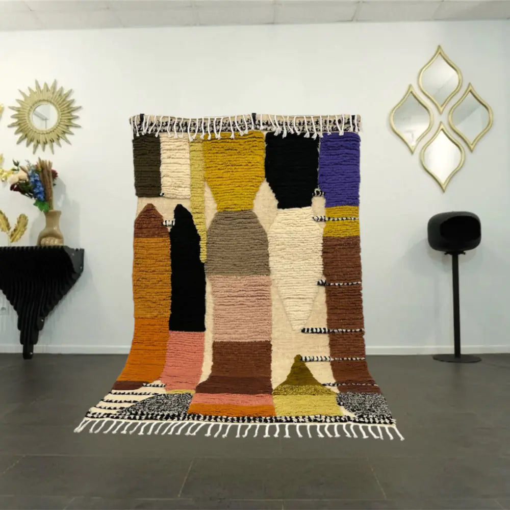Tapis azilal multicolore en laine vu en entier dans un salon moderne