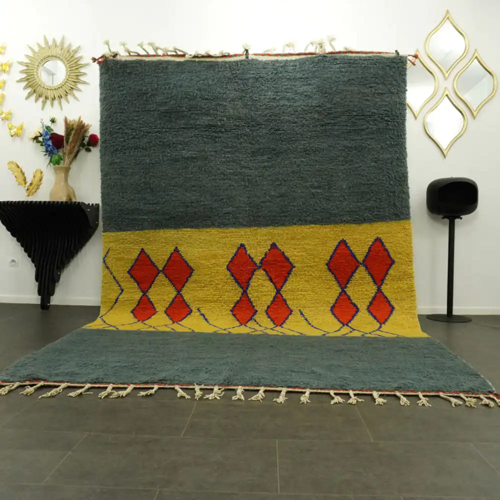 Grand tapis Beni Ouarain marocain, motifs losanges rouges sur fond bleu et jaune, idéal pour salon contemporain
