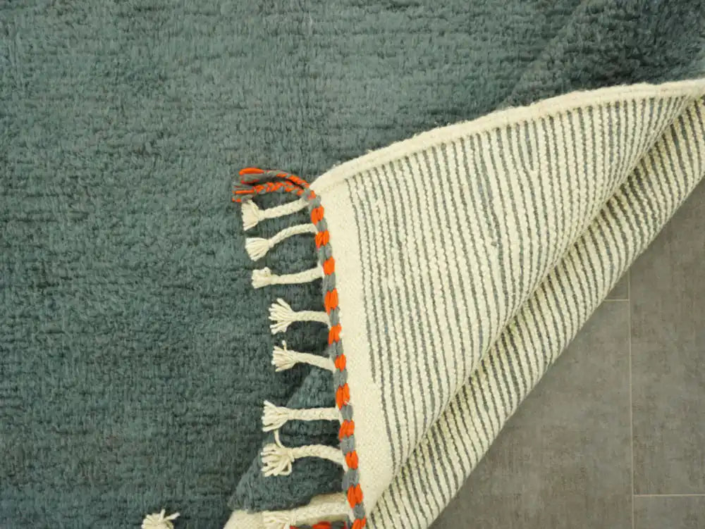 Vue du dessous du tapis Beni Ouarain, structure rayée en laine, gage d’un artisanat marocain authentique