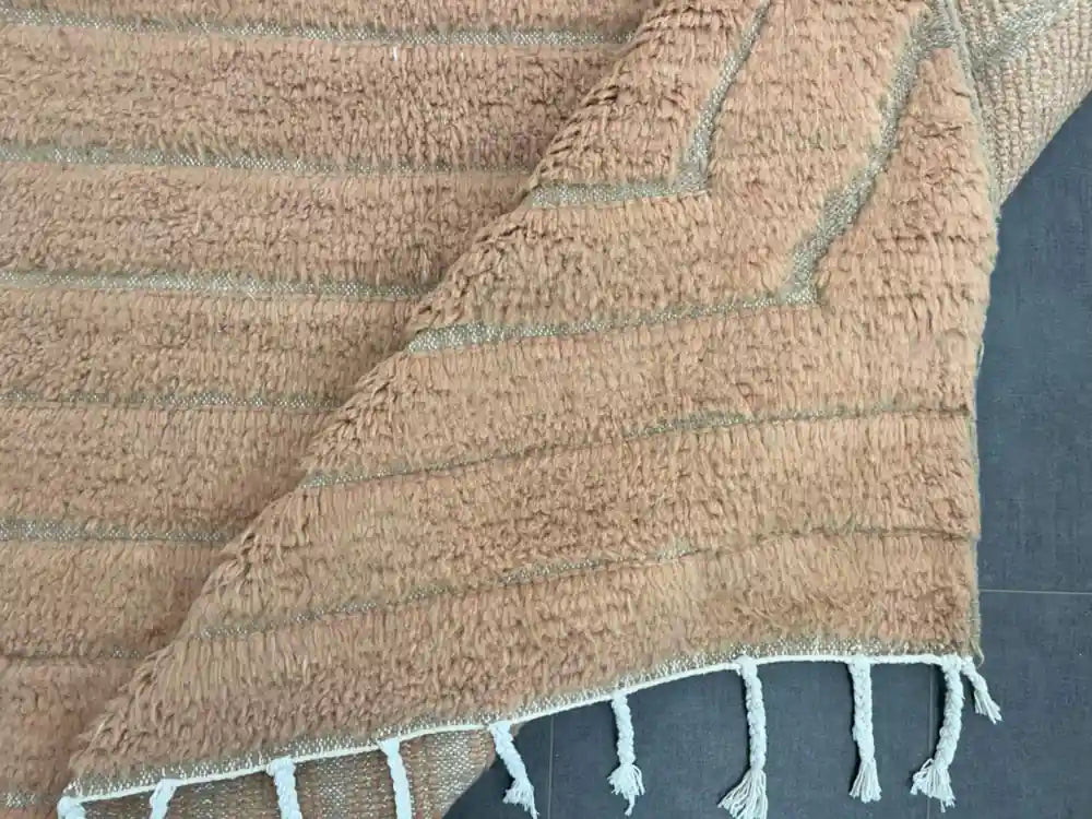 Vue du revers d’un tapis Beni Ouarain marron tissé artisanalement avec motifs symétriques