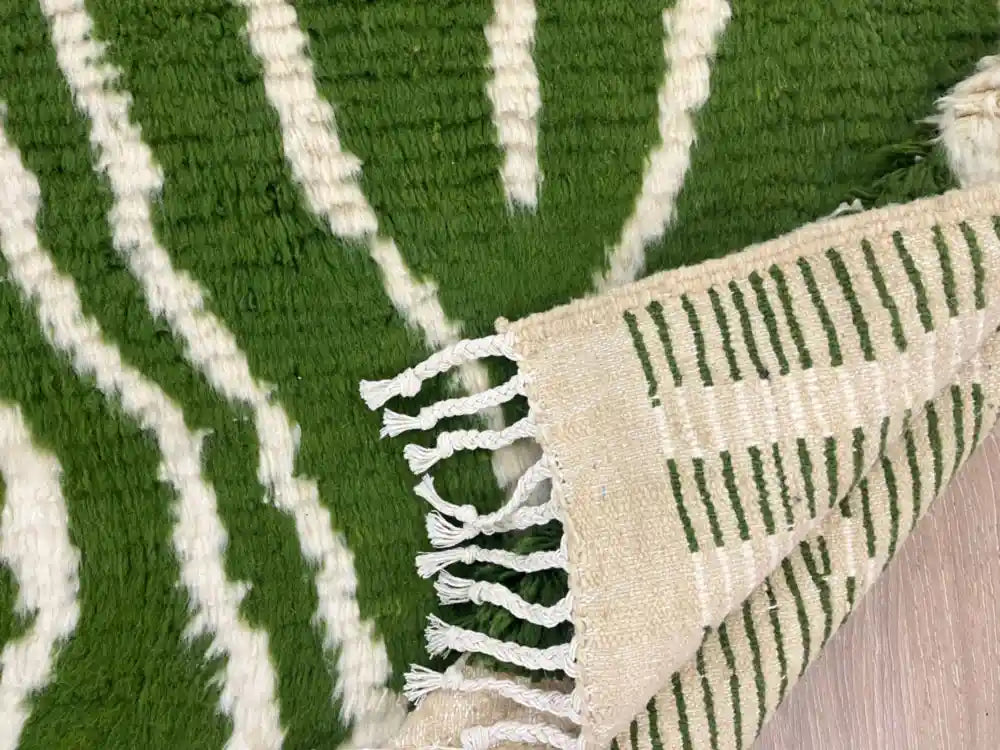 Détails du dos d’un tapis Beni Ouarain vert en laine, tissage traditionnel marocain