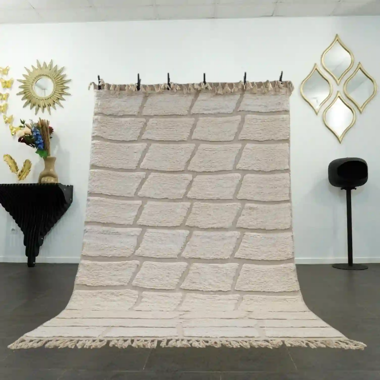 Vue d’ensemble d’un tapis Beni Ouarain blanc, fait main en laine naturelle, au design épuré et géométrique