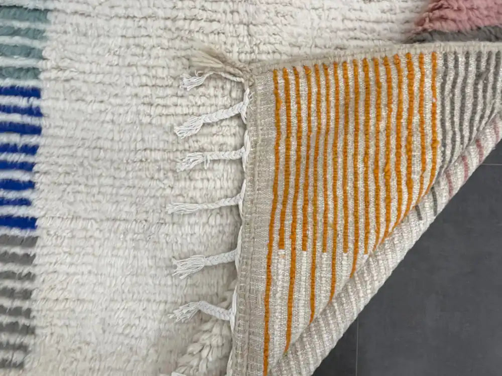 Dos du tapis berbère azilal montrant la finition artisanale et le tissage berbère traditionnel