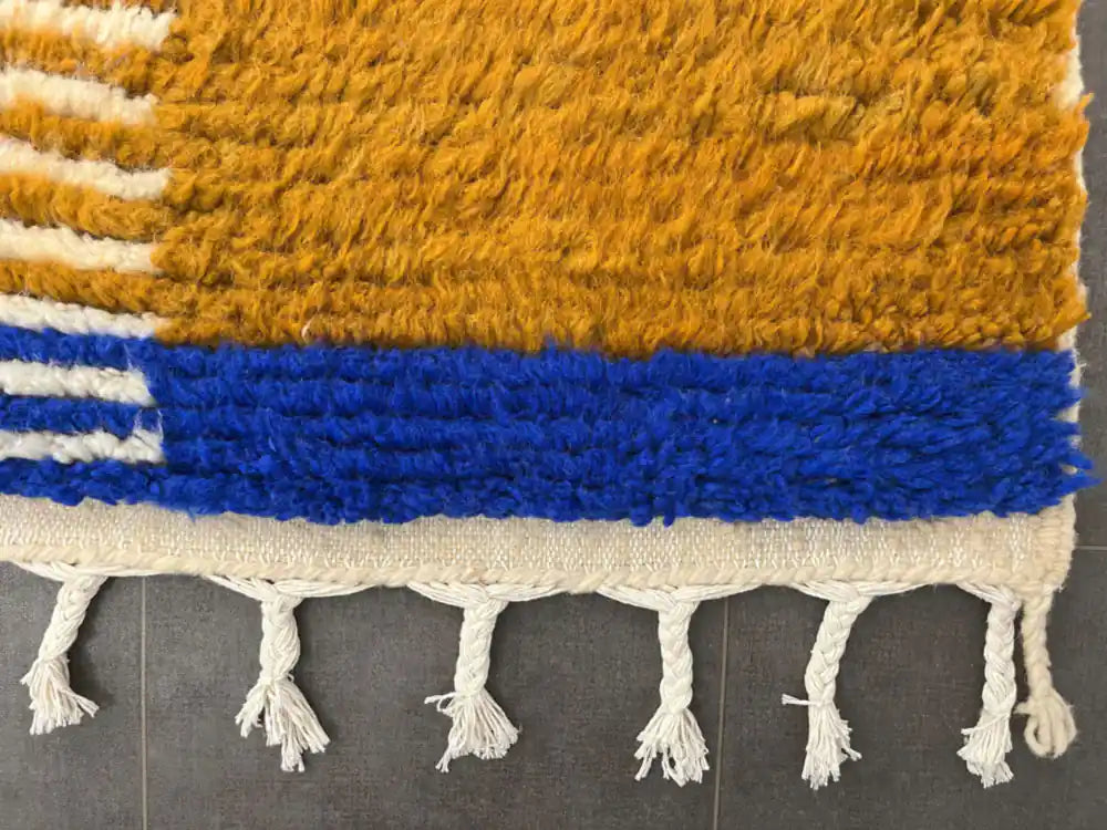 Bordure du tapis berbère azilal, franges blanches et bandes bleues, décoration berbère