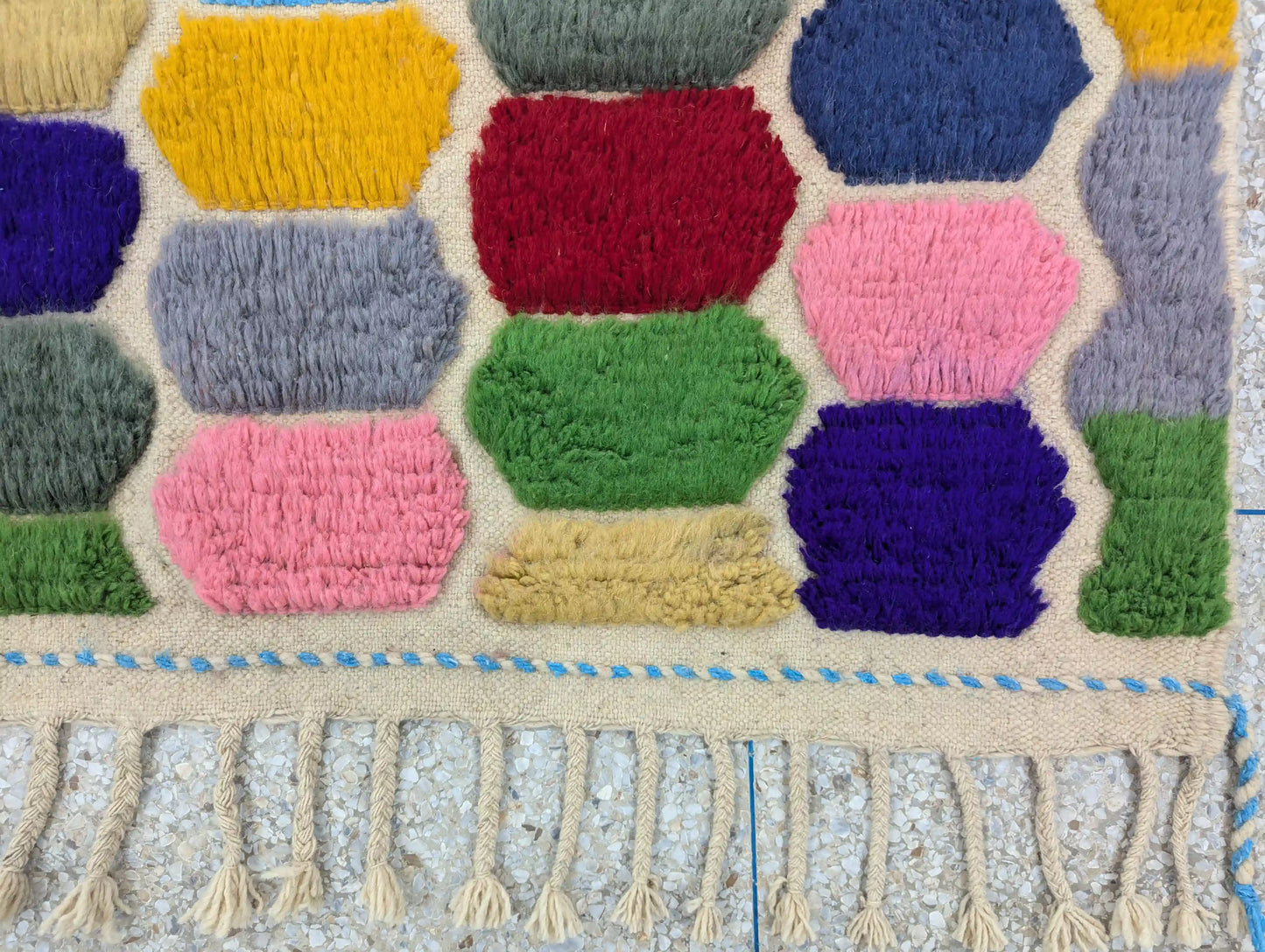 franges nouées à la main d’un tapis berbère Azilal, finition artisanale traditionnelle