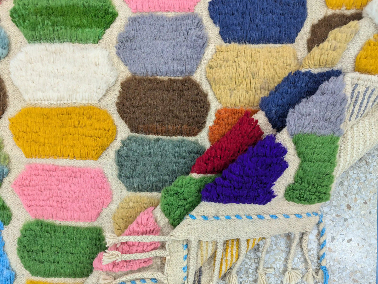 tapis berbère Azilal fait main, fabrication artisanale marocaine en laine naturelle