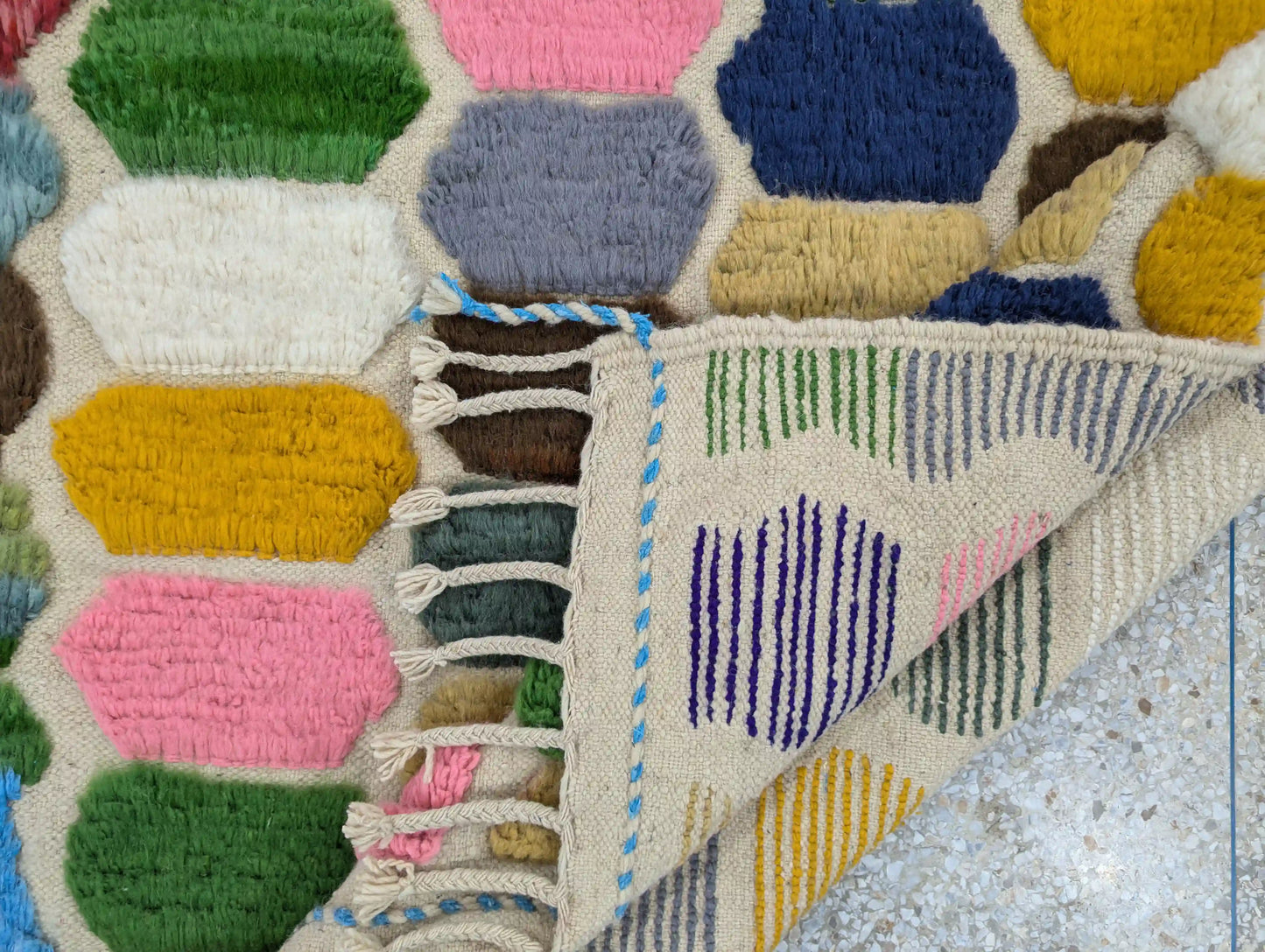 arrière d’un tapis berbère Azilal en laine, tissage artisanal du Maroc, structure traditionnelle apparente