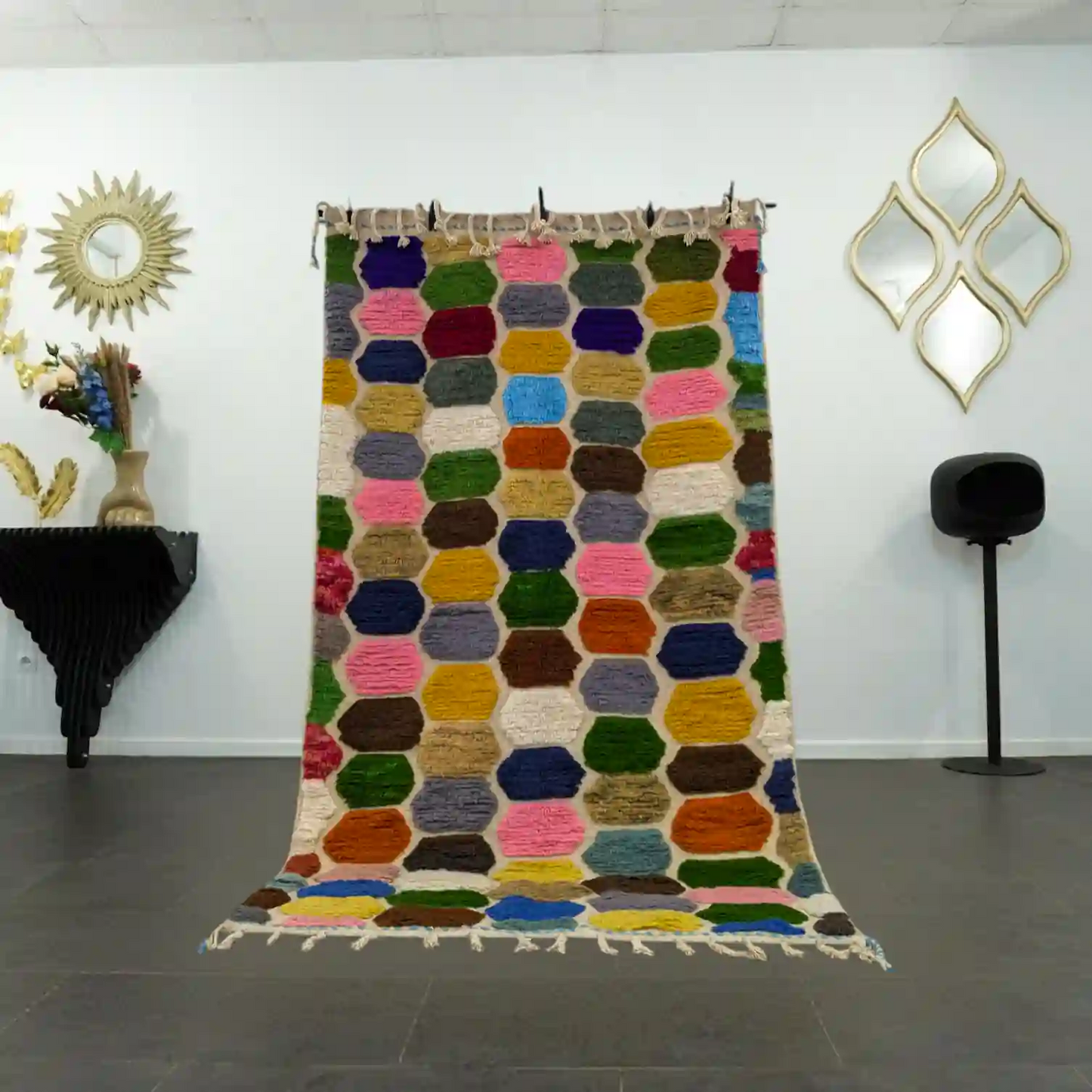 vue d’ensemble d’un tapis berbère Azilal en laine colorée, décoration marocaine traditionnelle