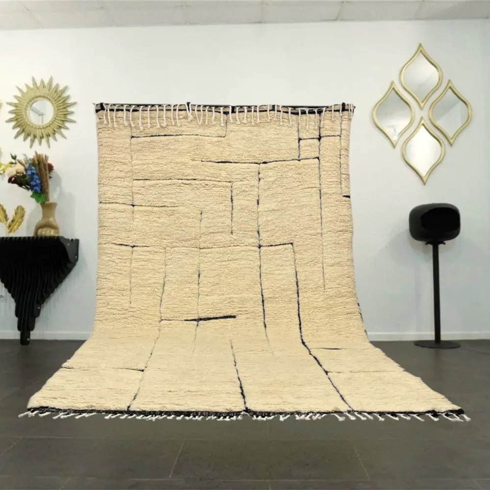 Tapis Beni Ouarain grand format installé dans un salon moderne, décoration marocaine chic et chaleureuse.
