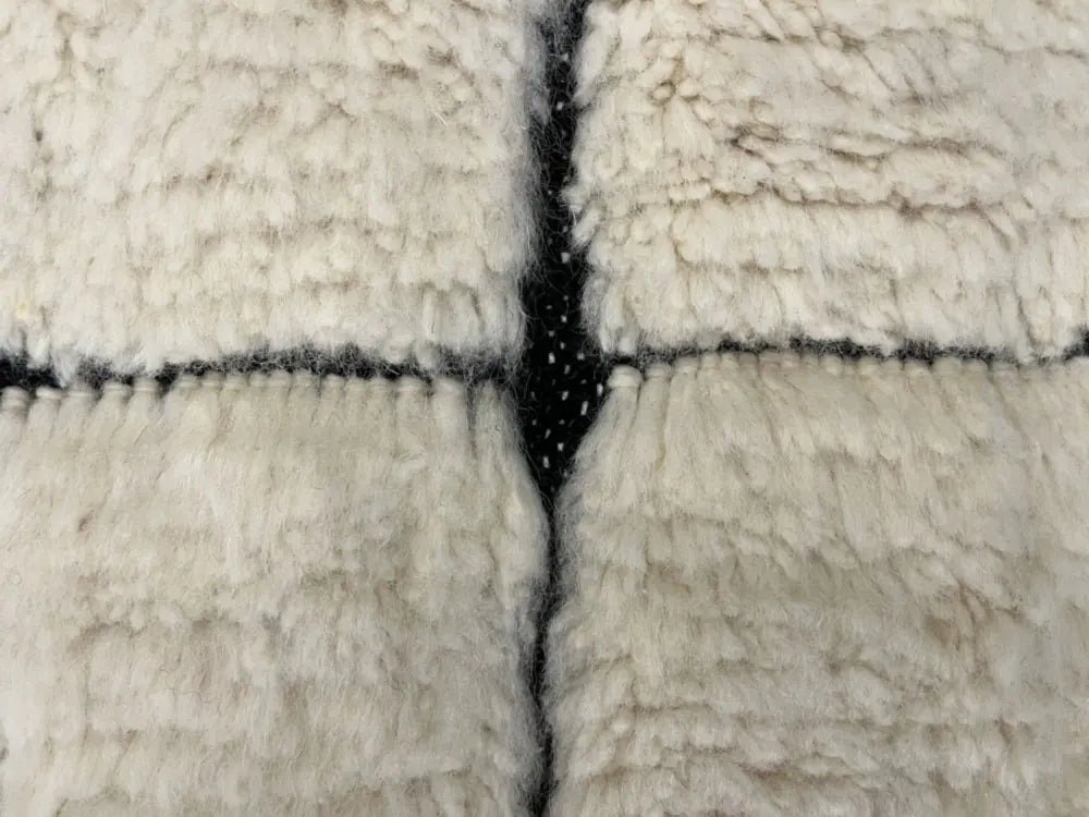 Zoom sur la texture épaisse du tapis Beni Ouarain, laine douce et tissage artisanal marocain.