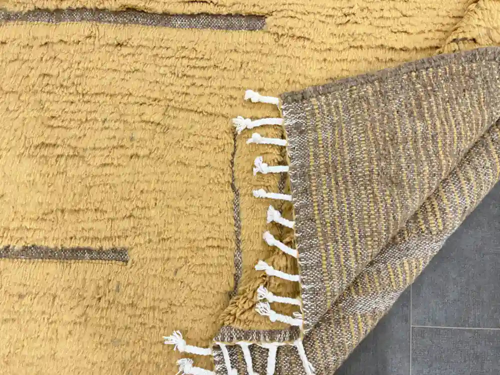 Vue du dos du tapis Beni Ouarain berbère, rayures, artisanat marocain authentique.