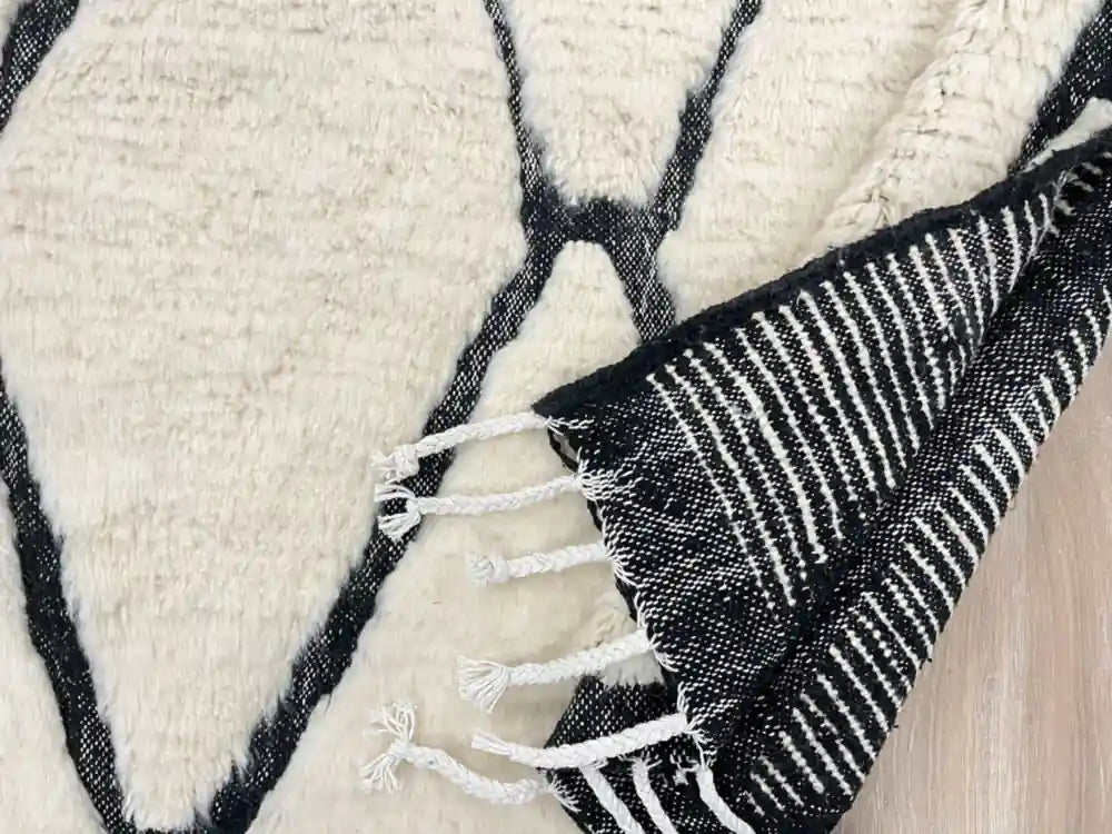 Tapis berbère en laine retourné montrant les points tissés