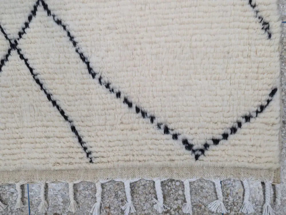 Finition franges élégantes sur tapis berbère en laine