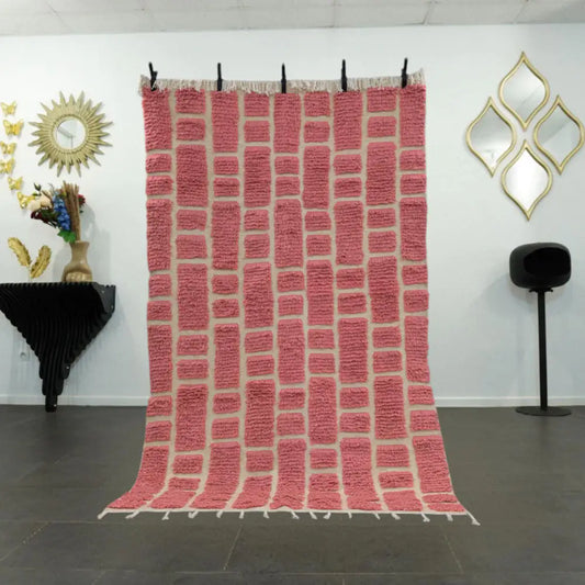 Tapis berbère en laine avec motifs rose moderne dans un intérieur contemporain