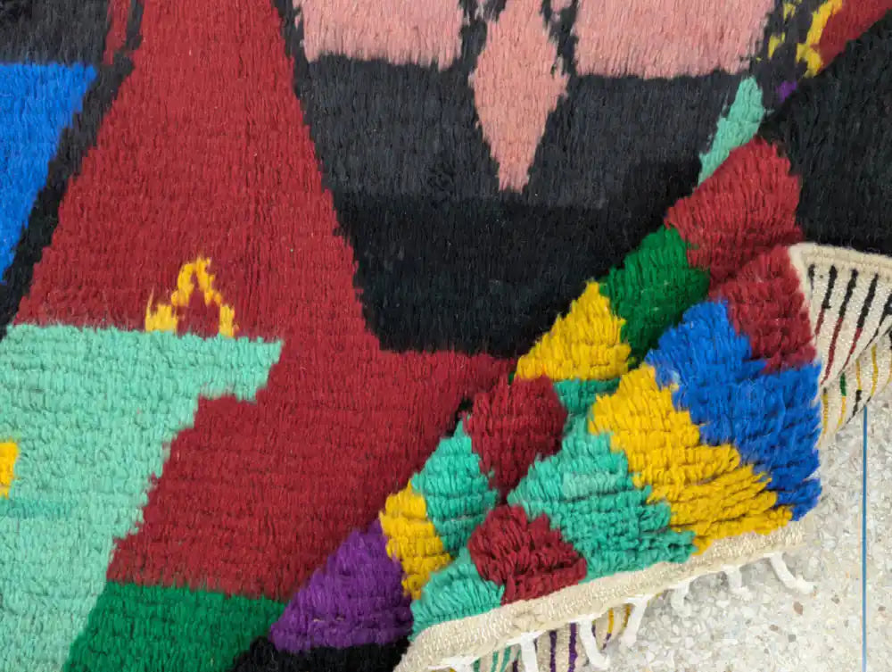 arrière d’un tapis berbère coloré en laine, tissage artisanal du Maroc, structure traditionnelle apparente