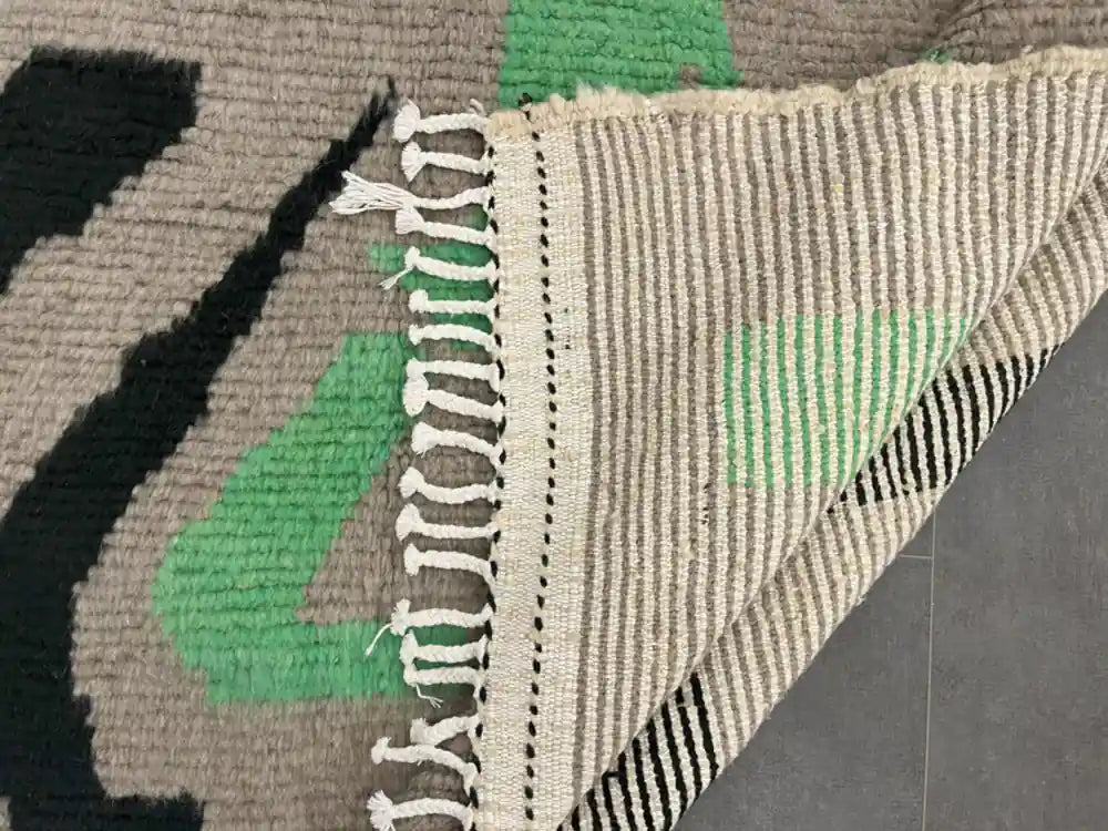Détail du dos du tapis berbere pas cher avec ses rayures typiques, preuve d’un travail fait main